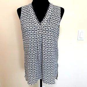 DR2 Printed High-Low Sleeveless Blouse